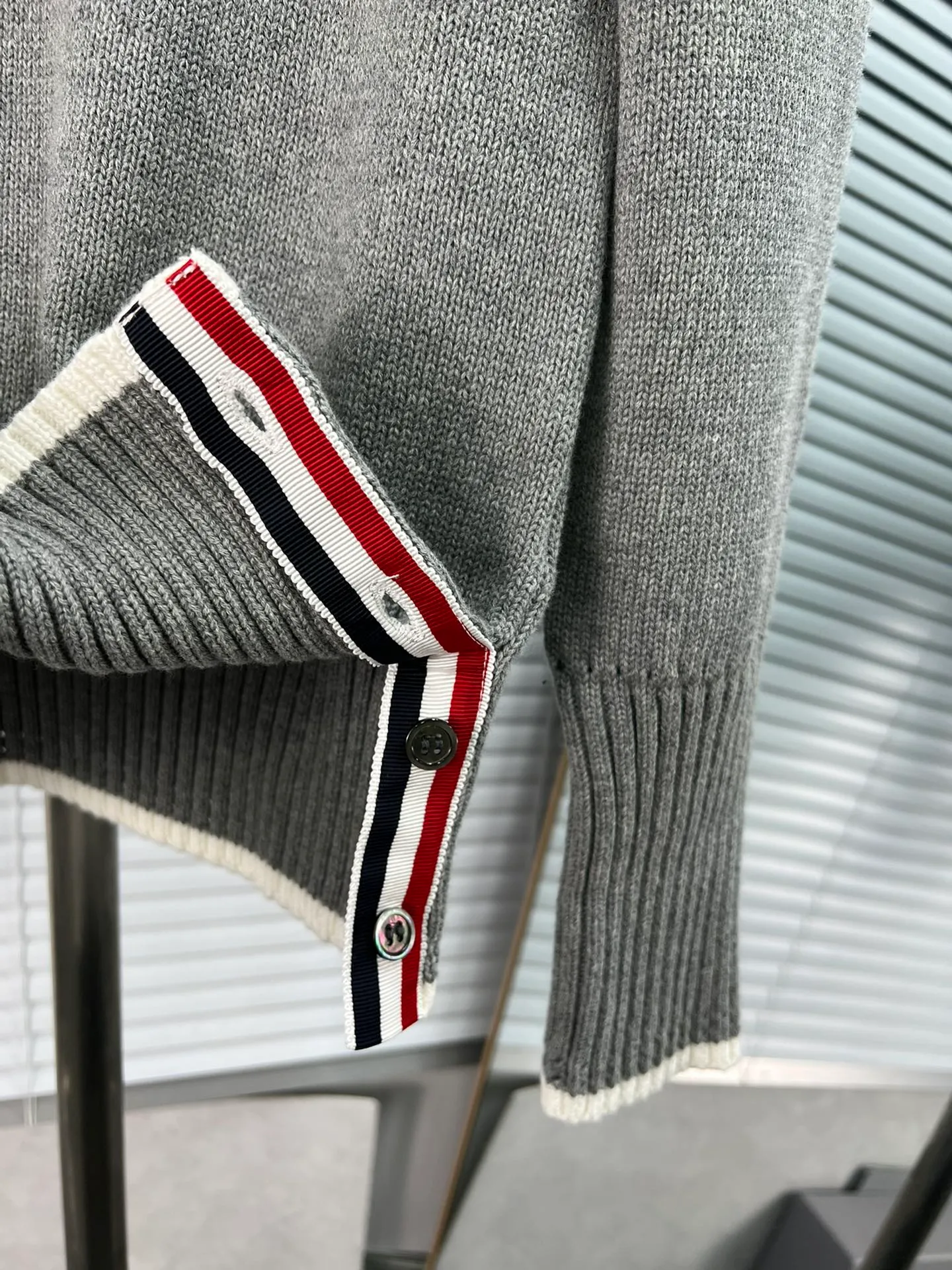 THOM BROWNE Versatile 📍𝐂𝐨𝐥𝐨𝐮𝐫 ：White🆚Gray 📍𝐒𝐢𝐳𝐞Size：0.1.2（SML） 📍𝐃𝐞𝐭𝐚𝐢𝐥 ： ， TB White 、 Gray ， ， ， TB